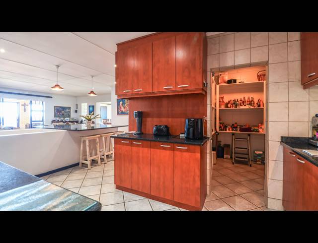 5 BEDROOM HOUSE FOR SALE IN DANA BAY